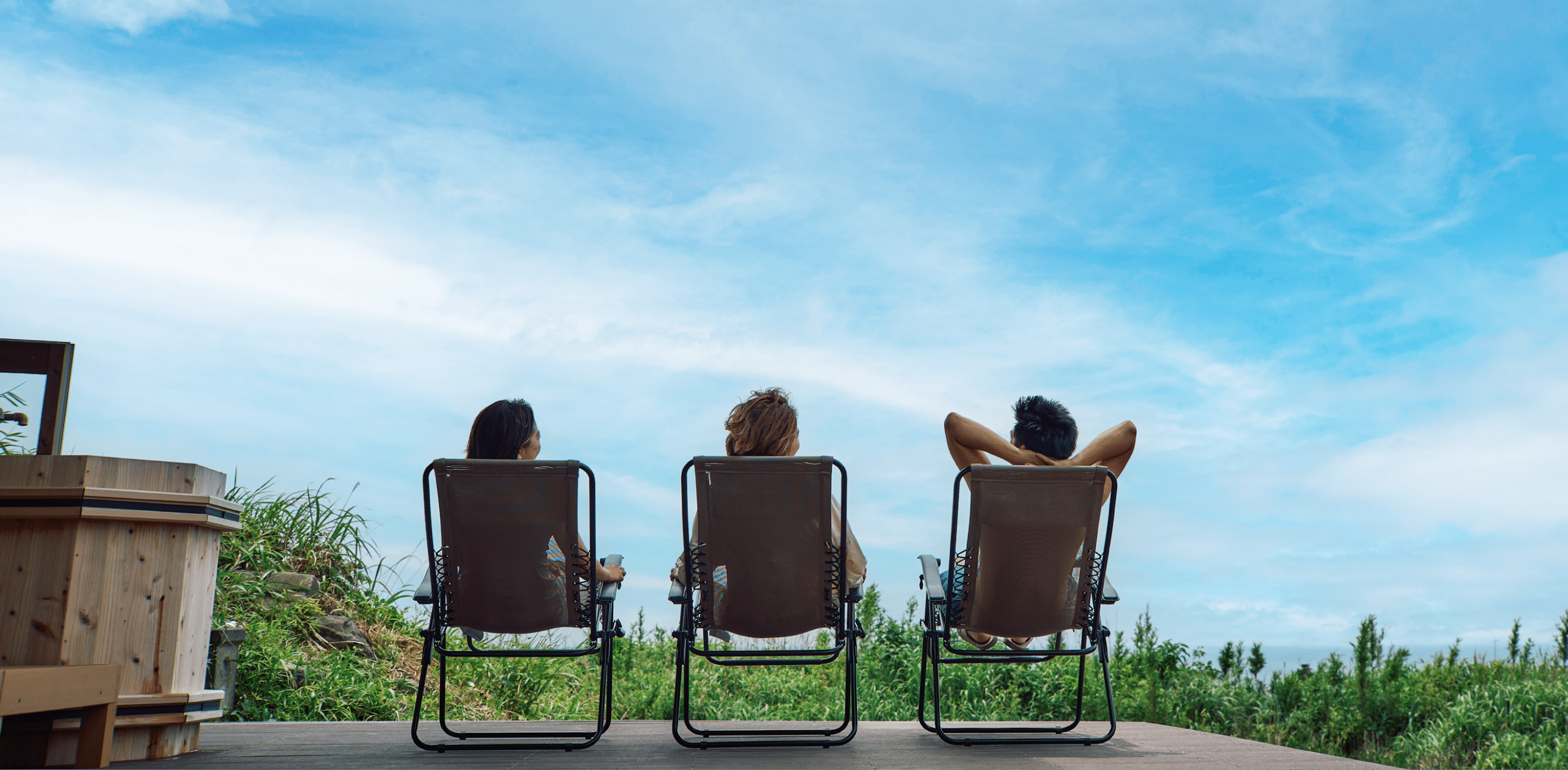 青空の下でくつろぐサウナ―